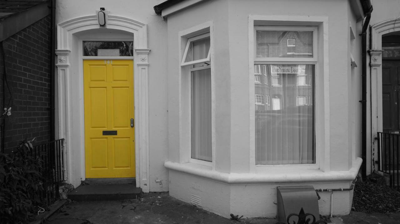 Big Yellow Door In Queens Quarter Белфаст Экстерьер фото
